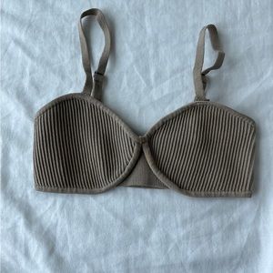 Aritzia babaton sculpt bra top in taupe